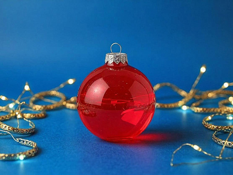 Стеклянный елочный шар Frozi, красный прозрачный, с серебристым колпачком - рис 4.